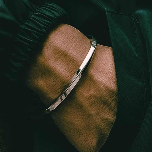 Elegant Mobius stainless steel bangle™